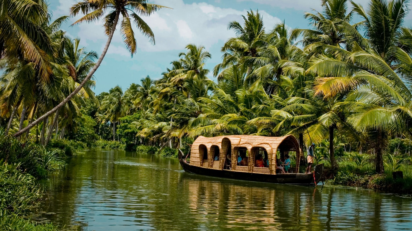 Luxury Kerala Houseboat & Hills Escape