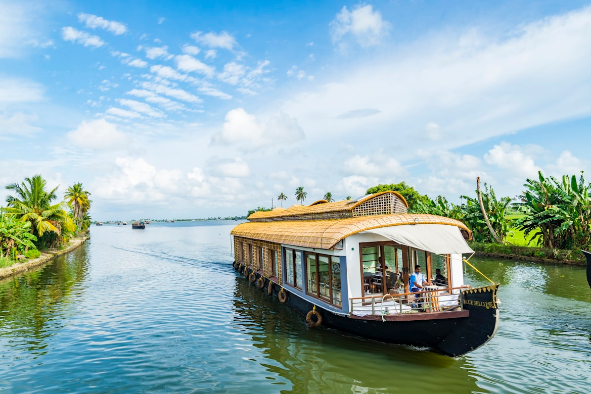 Luxury Kerala Houseboat & Hills Escape